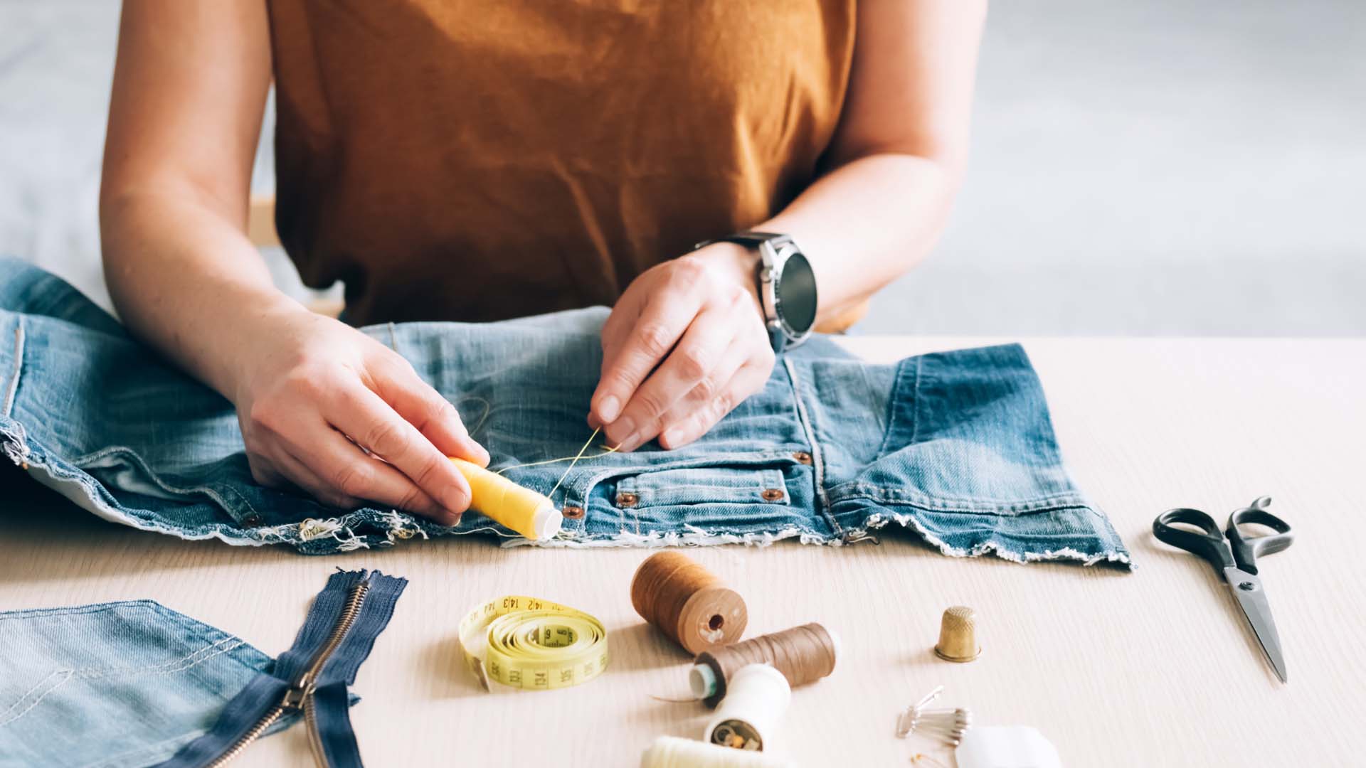 Jeansbroek laten herstellen